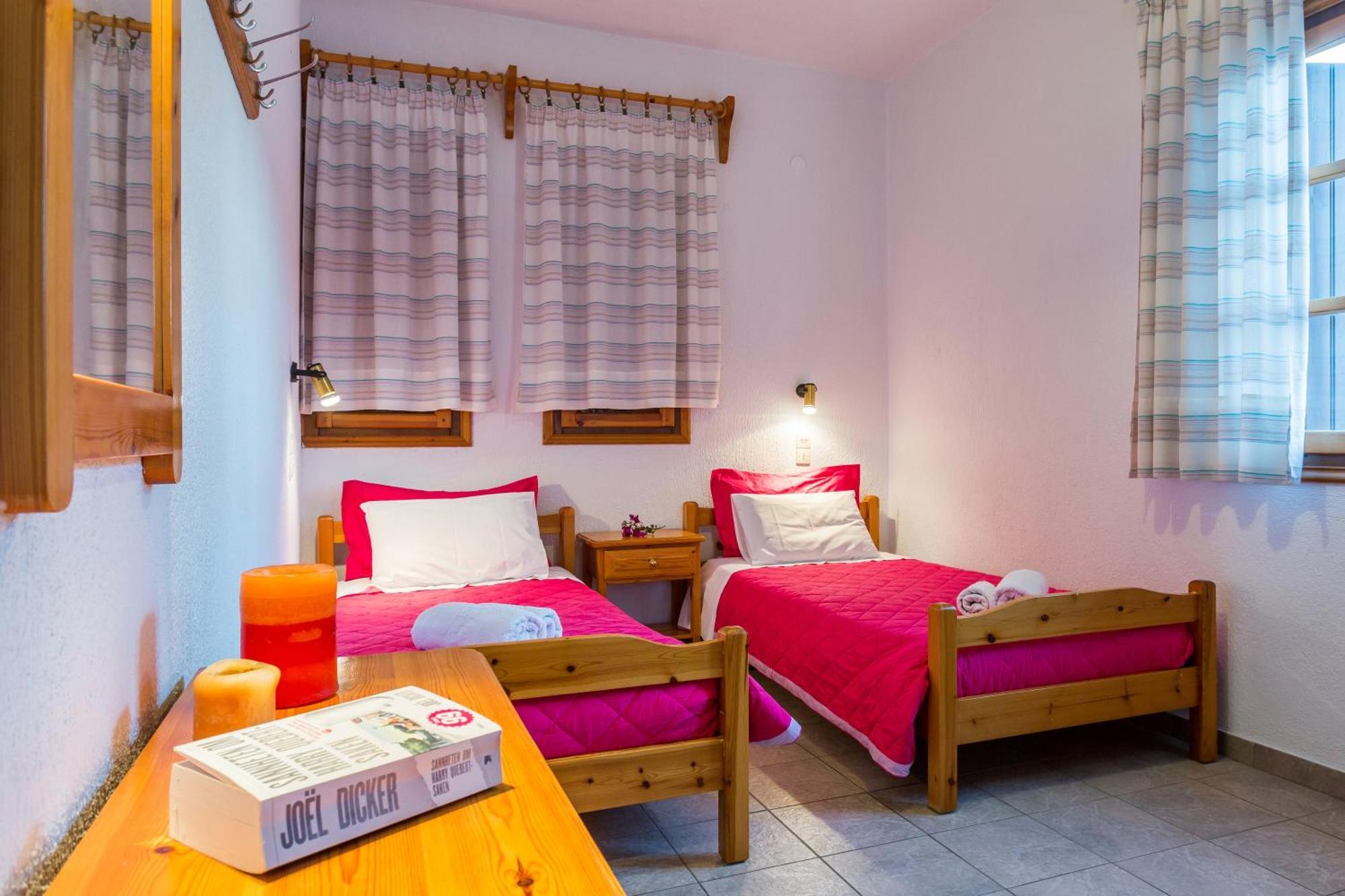Nikolaos Studios Apartments Città di Skopelos Esterno foto