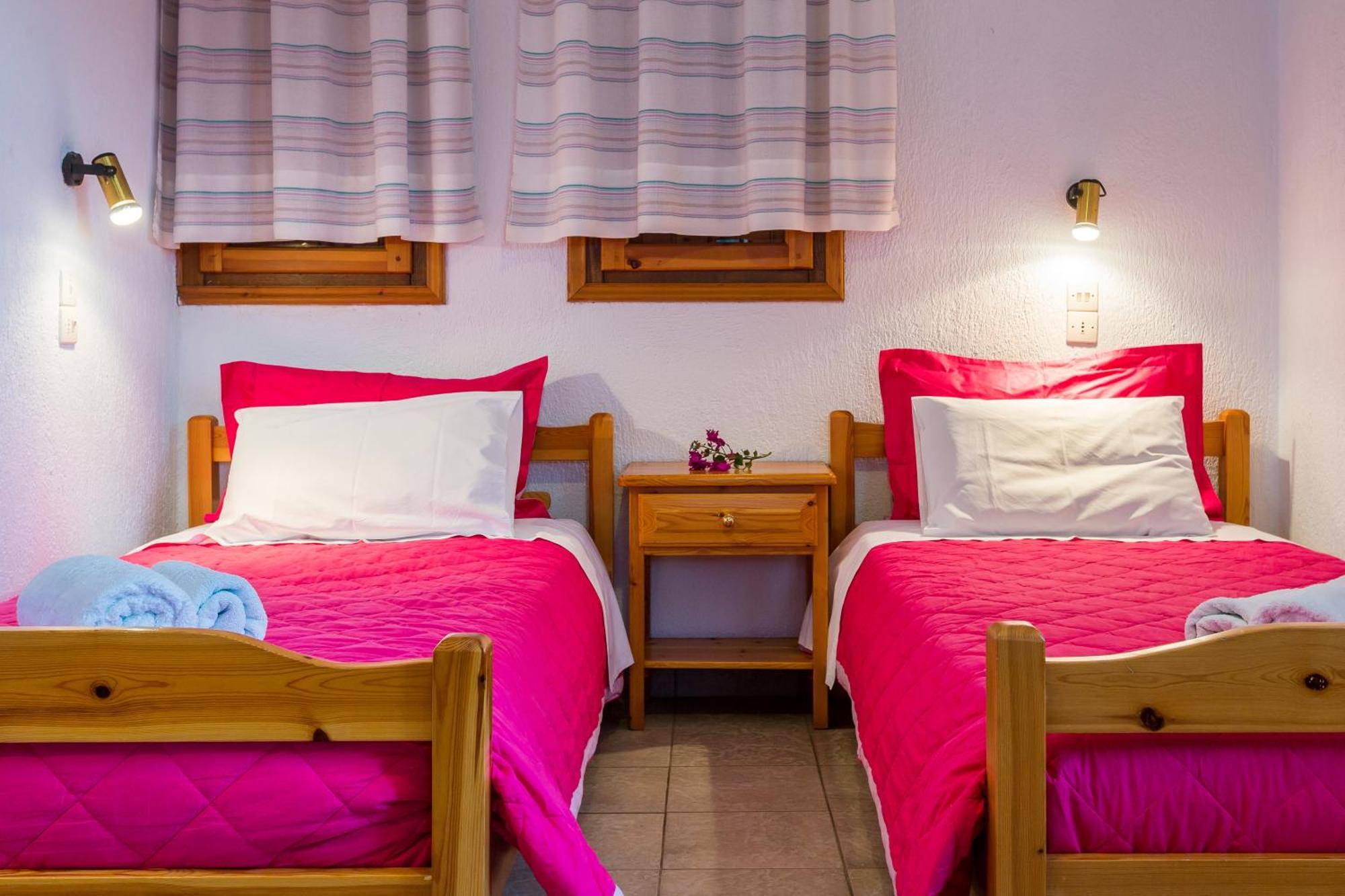 Nikolaos Studios Apartments Città di Skopelos Esterno foto