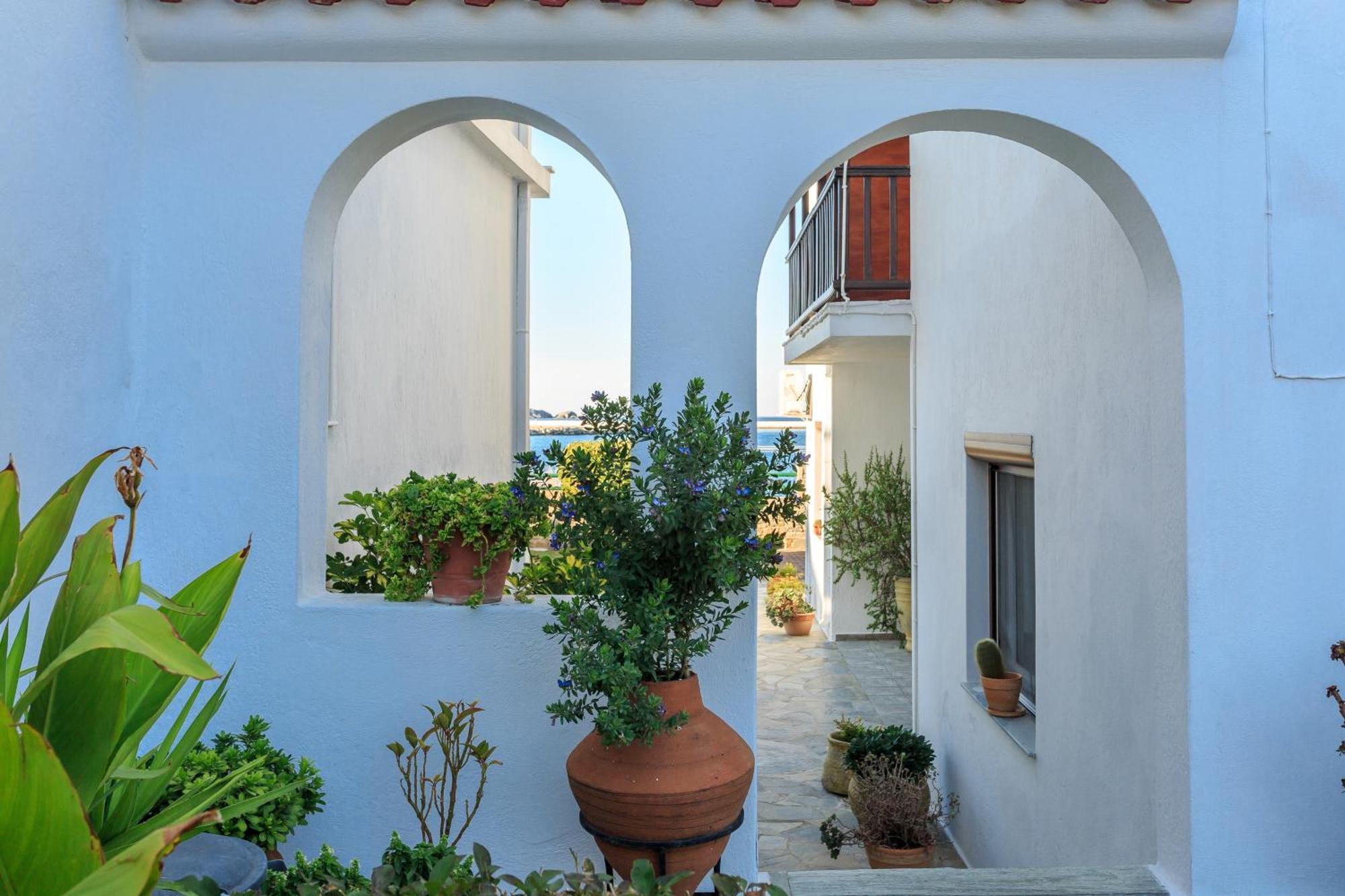 Nikolaos Studios Apartments Città di Skopelos Esterno foto