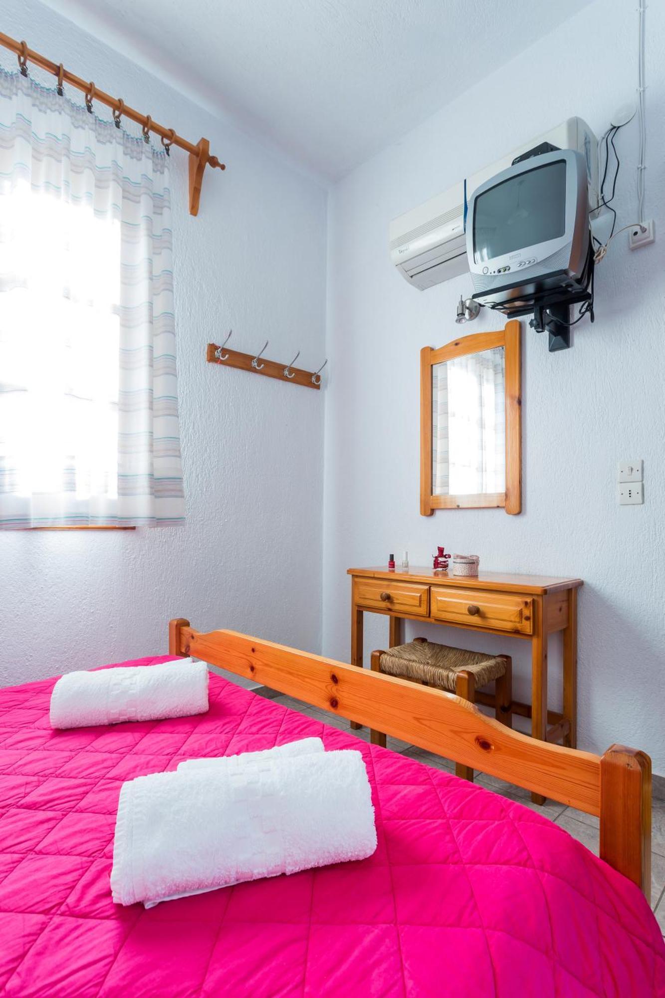 Nikolaos Studios Apartments Città di Skopelos Esterno foto