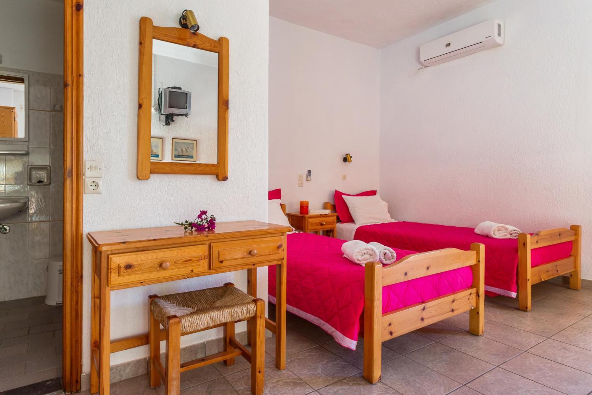 Nikolaos Studios Apartments Città di Skopelos Esterno foto