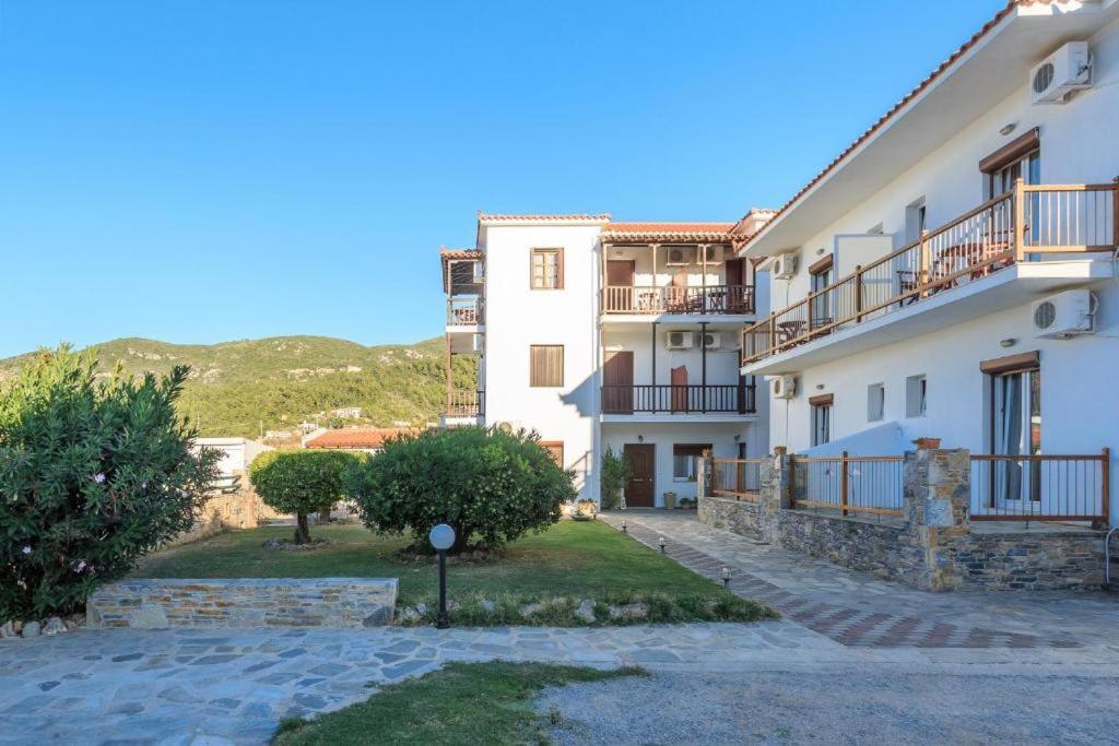 Nikolaos Studios Apartments Città di Skopelos Esterno foto