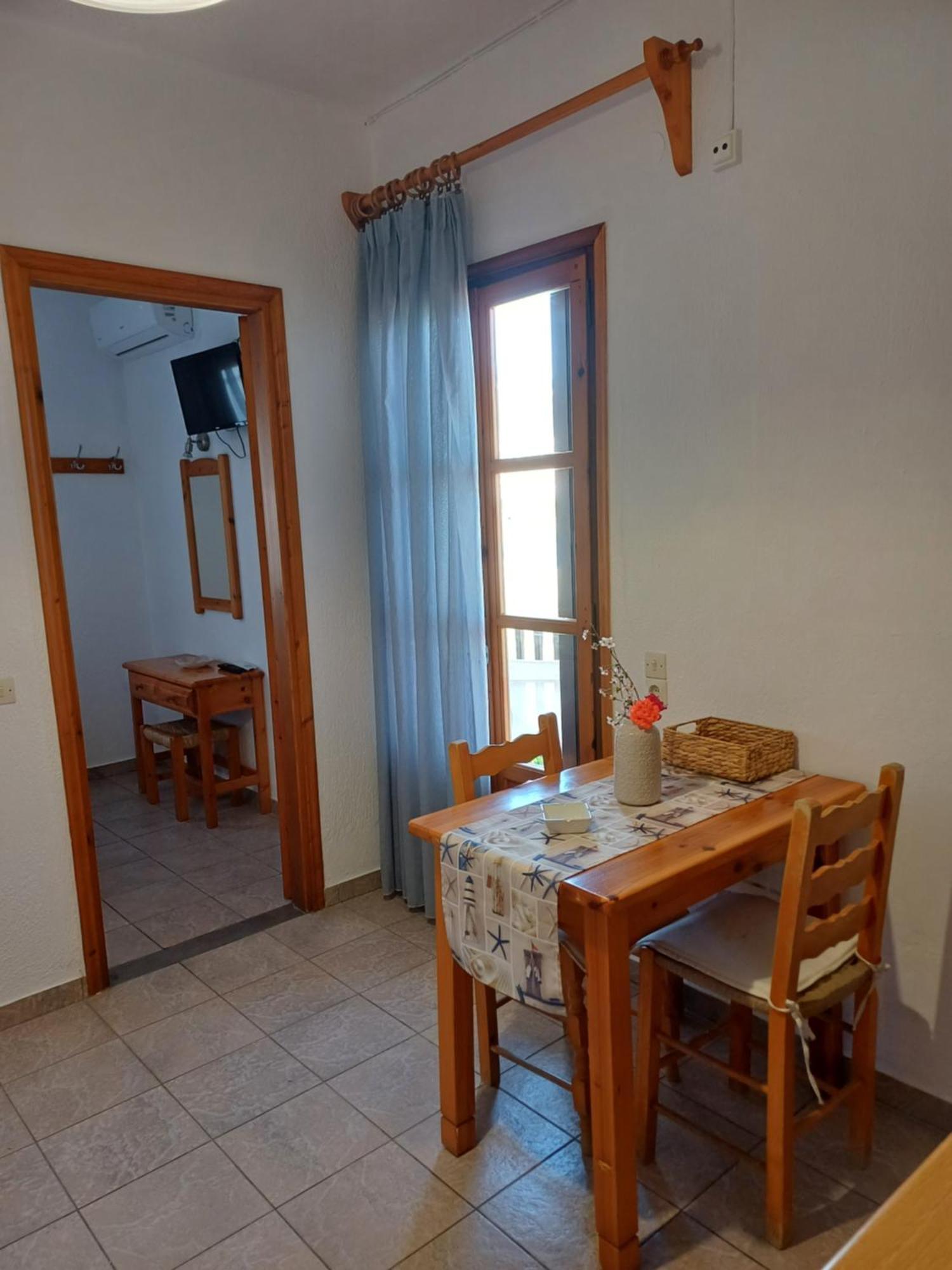 Nikolaos Studios Apartments Città di Skopelos Esterno foto