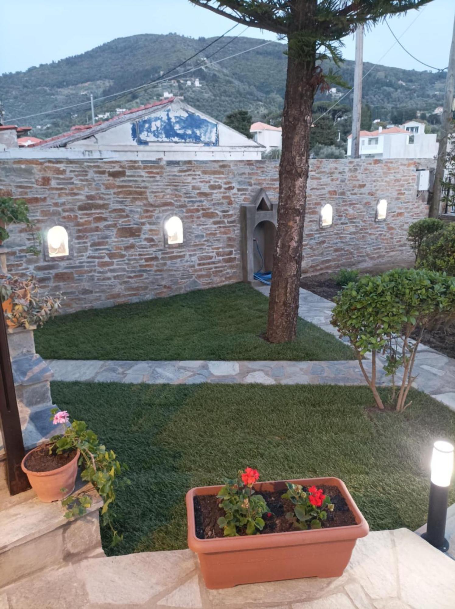 Nikolaos Studios Apartments Città di Skopelos Esterno foto