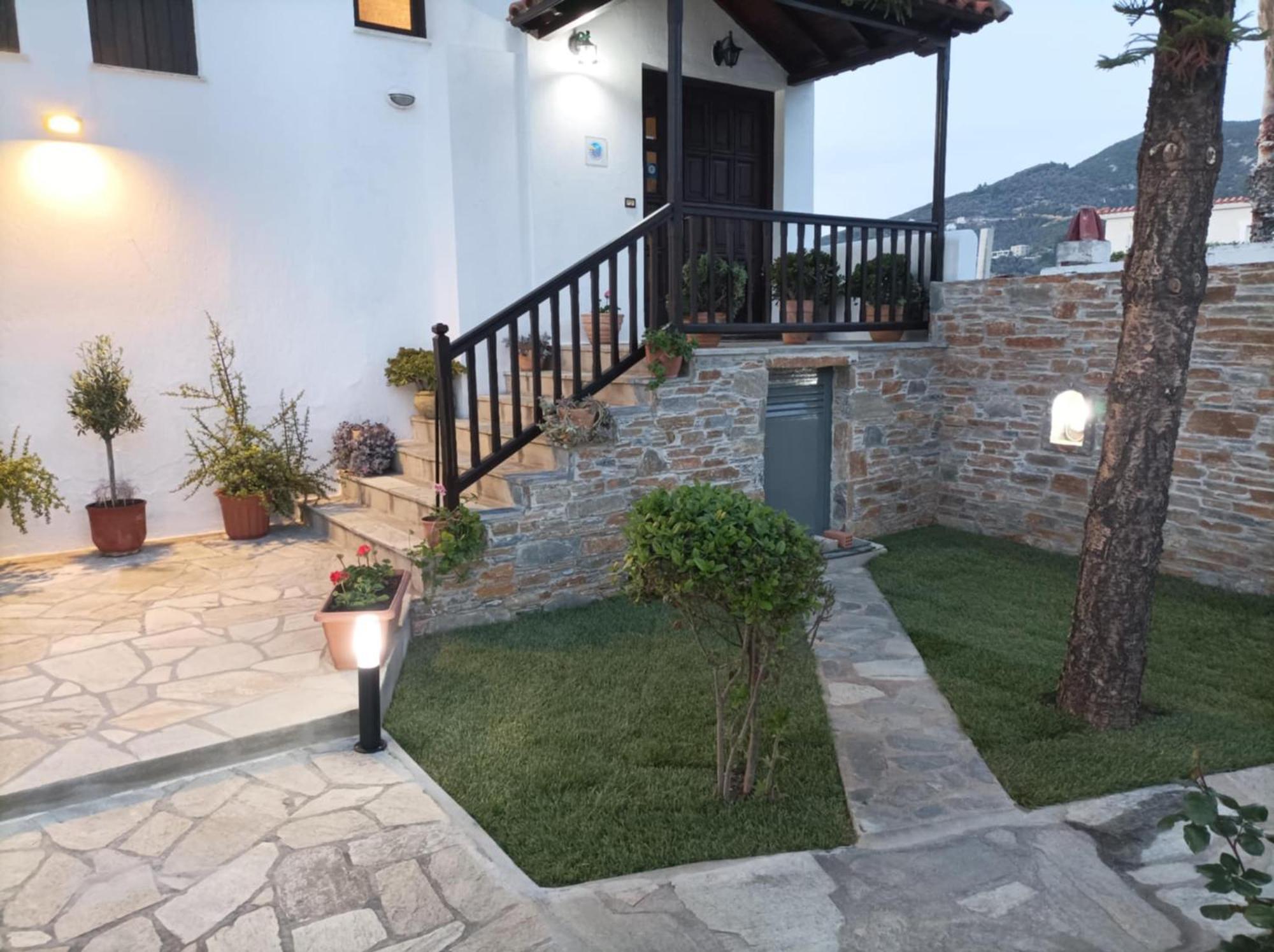 Nikolaos Studios Apartments Città di Skopelos Esterno foto