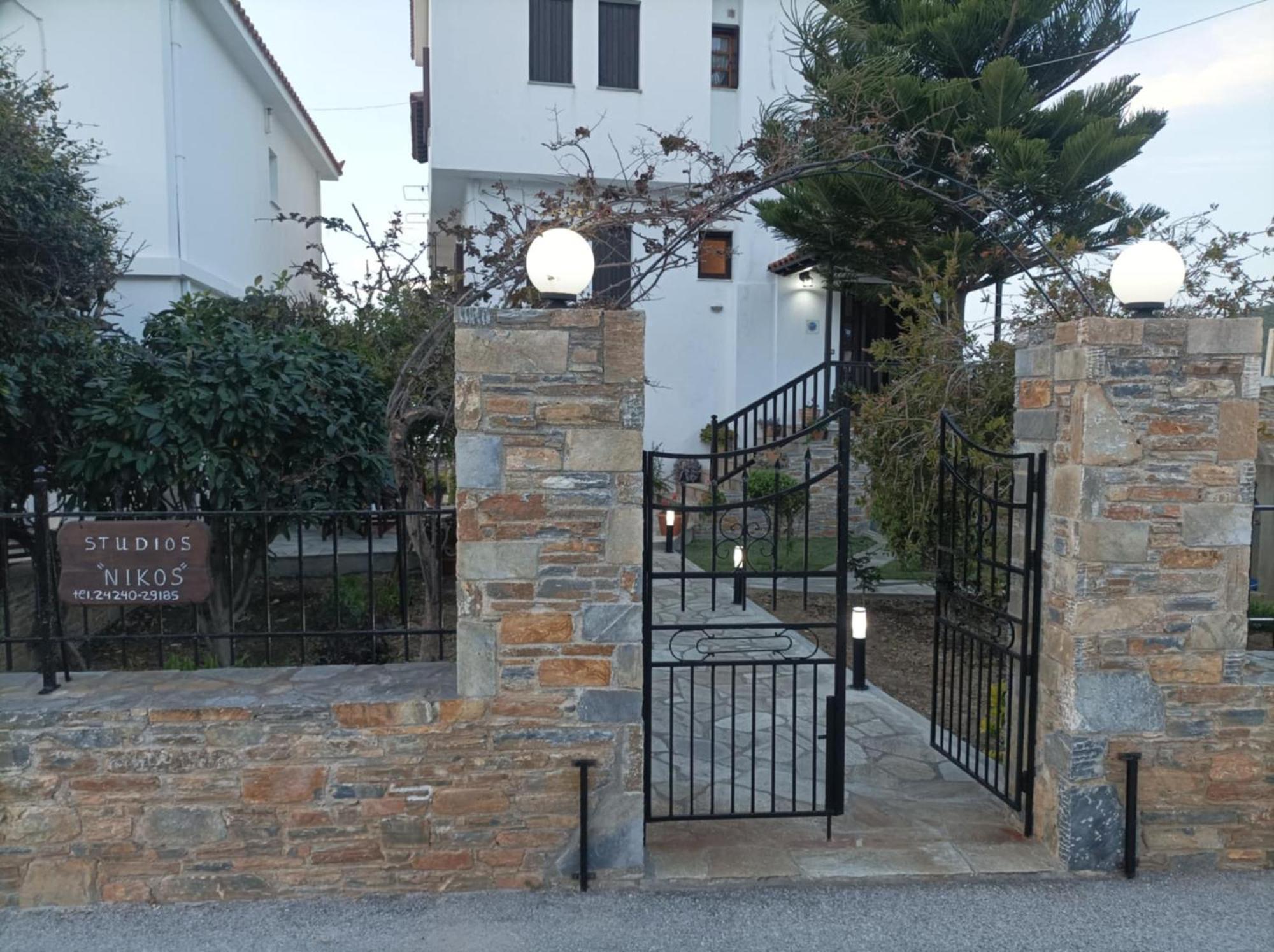 Nikolaos Studios Apartments Città di Skopelos Esterno foto
