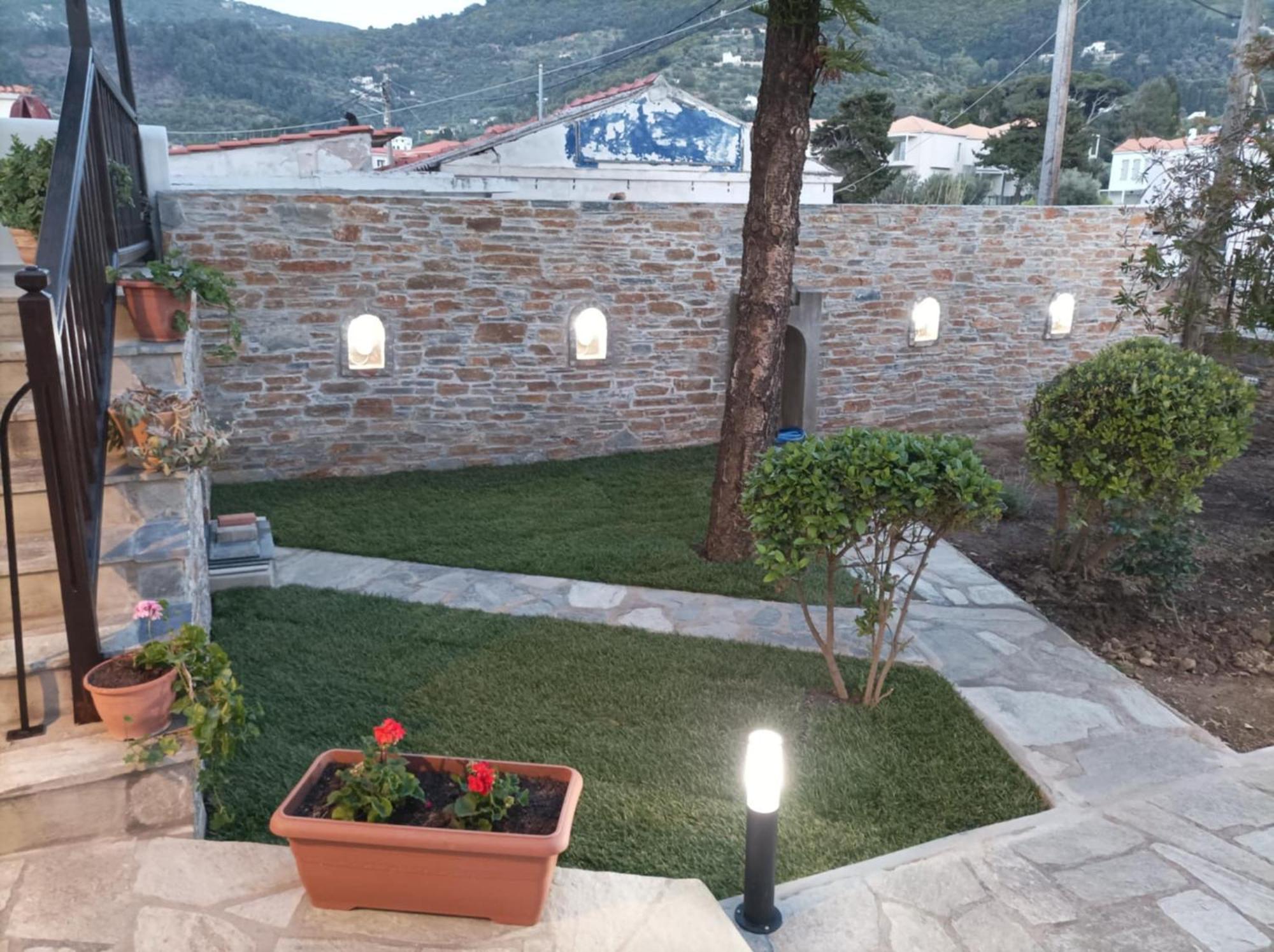 Nikolaos Studios Apartments Città di Skopelos Esterno foto